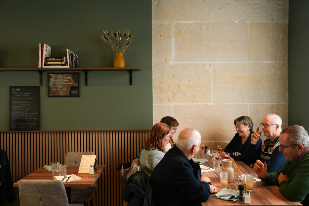 a table restaurant 02020