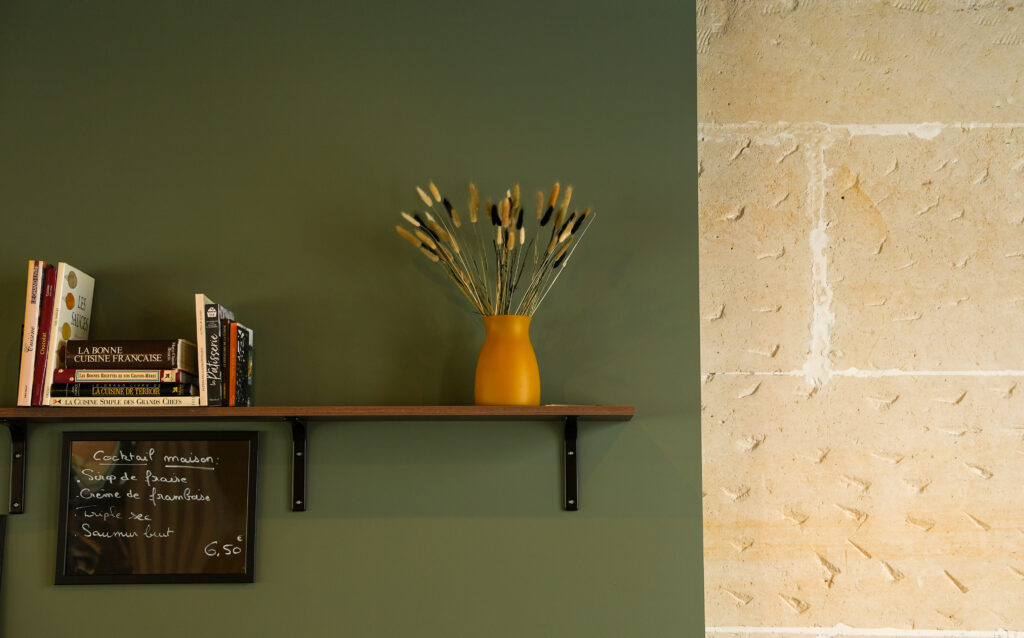 a table restaurant 02021