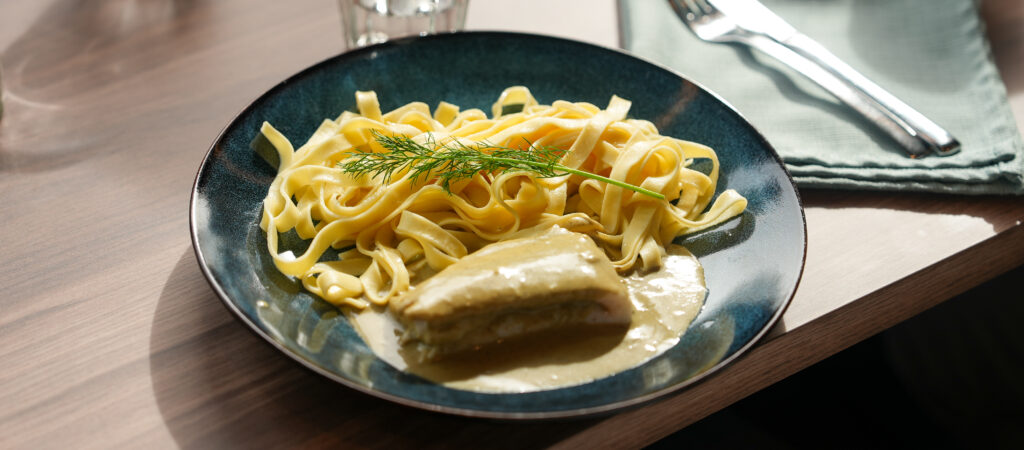 a table restaurant 02035