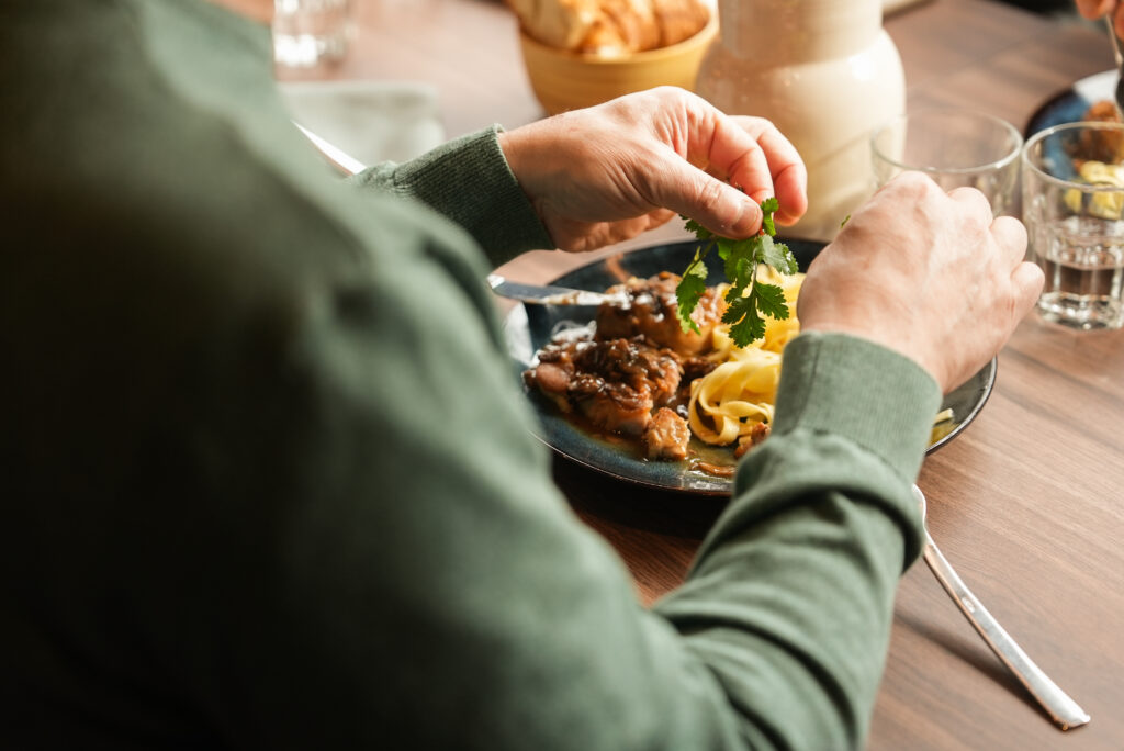 a table restaurant 02056