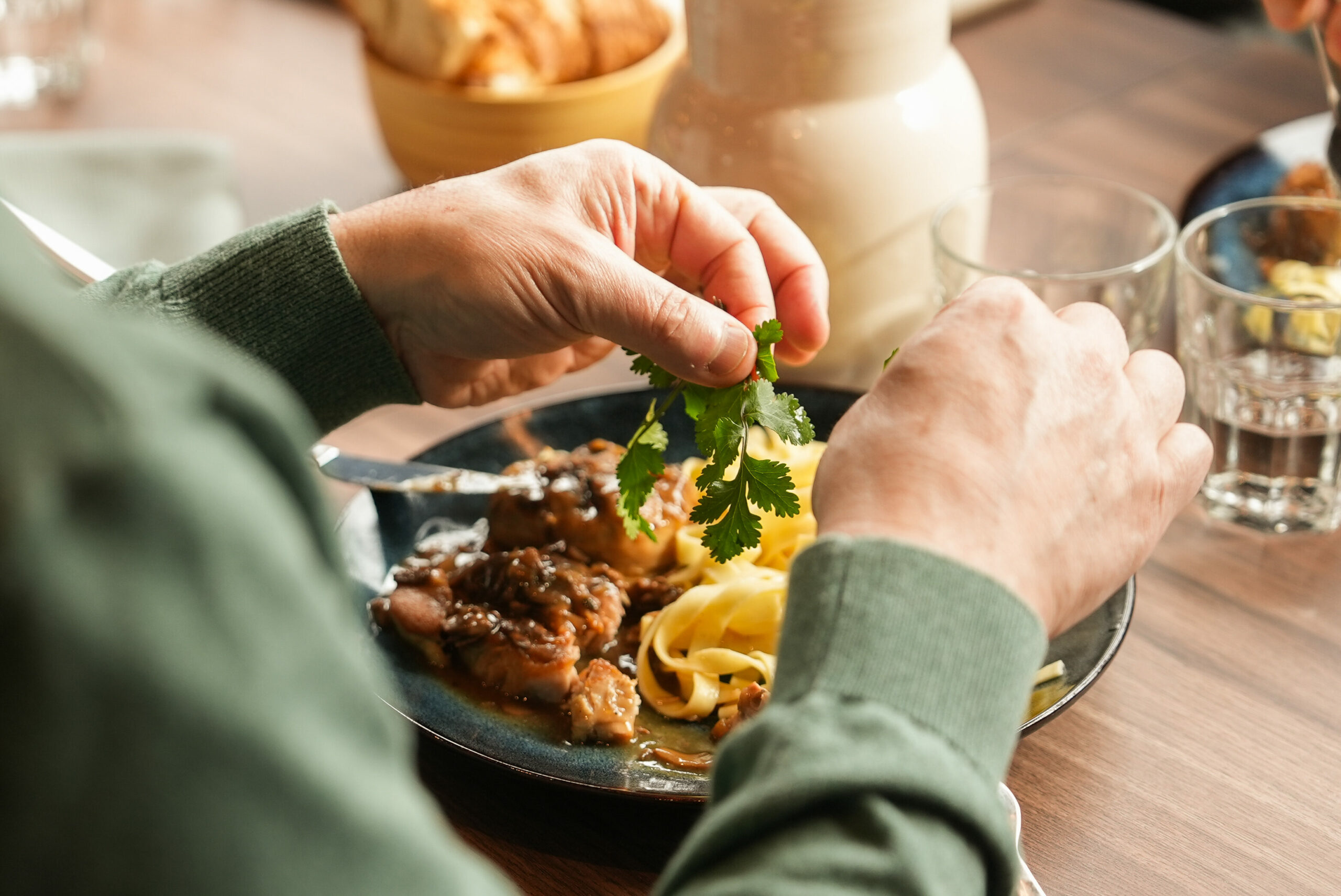 a table restaurant 02056