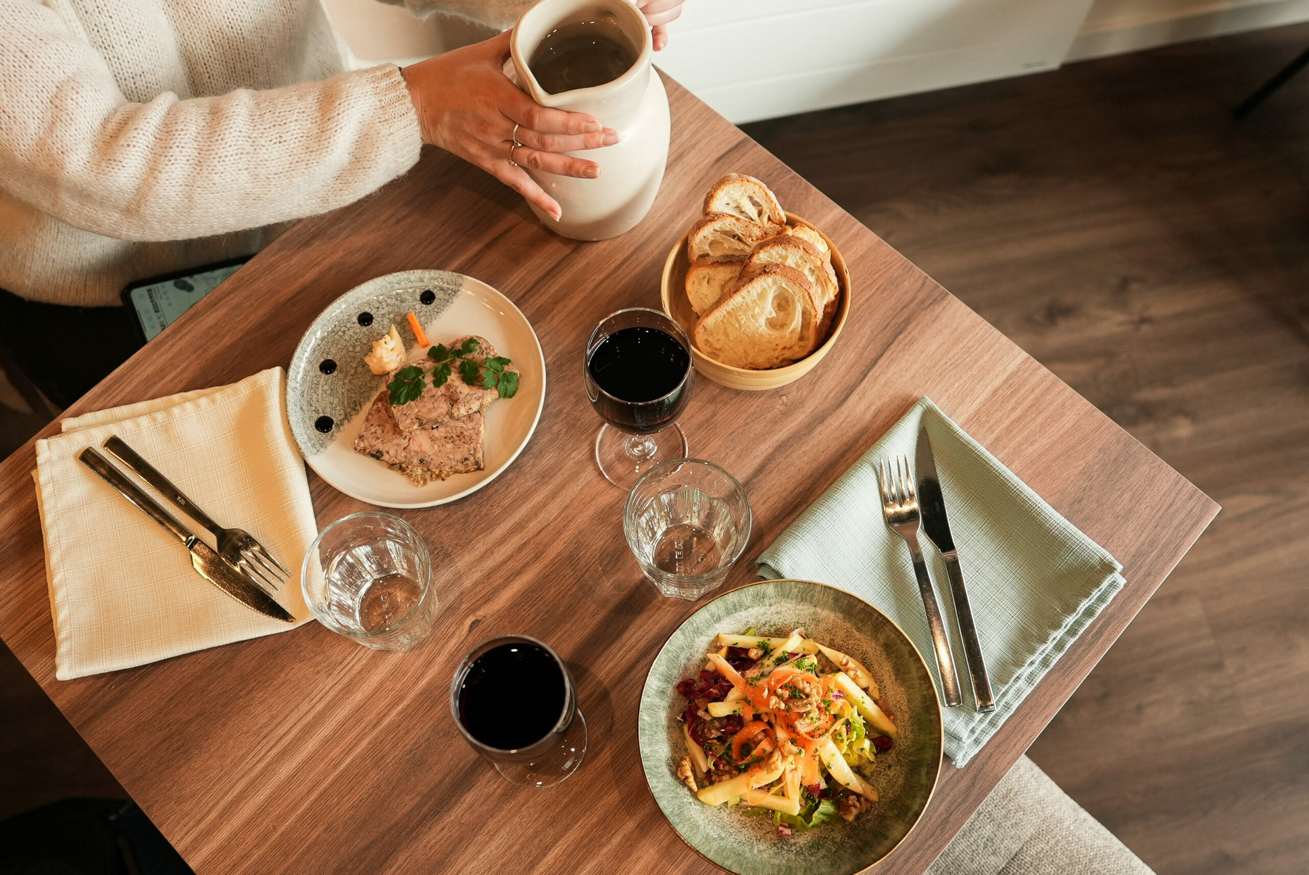 a table restaurant 02067