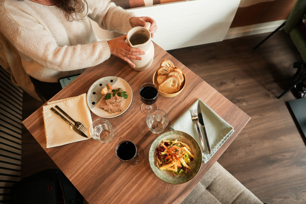 a table restaurant 02067