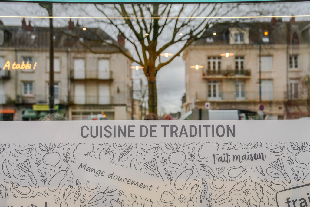 a table restaurant 02101