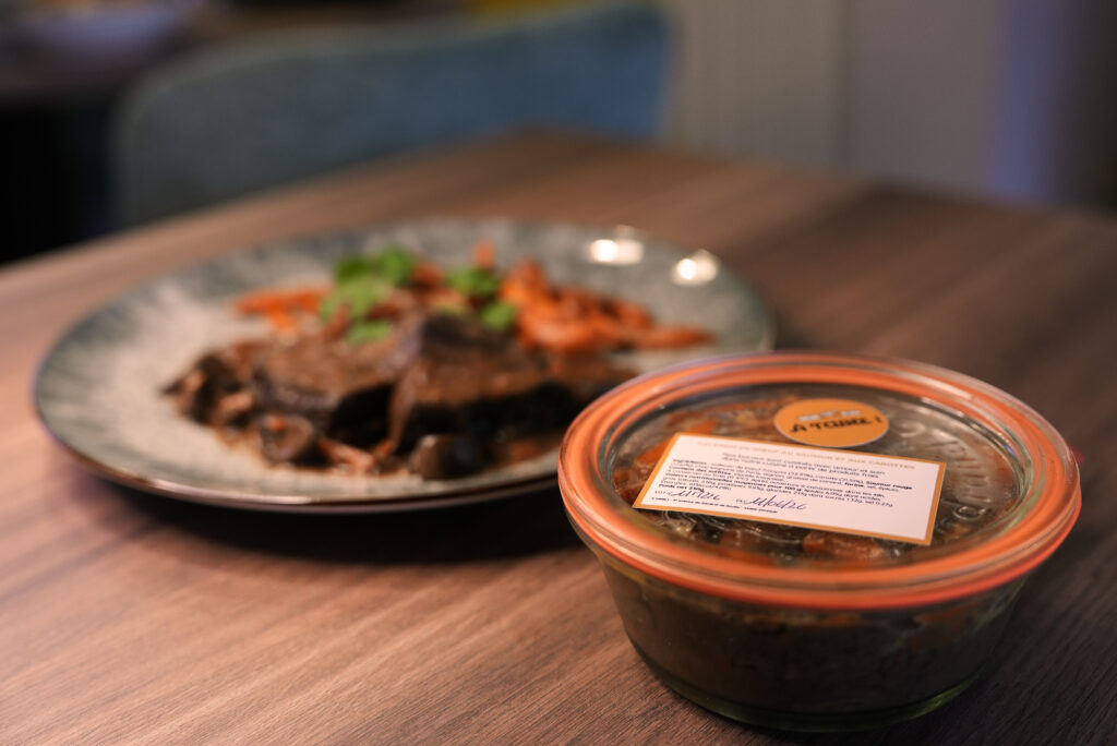 a table restaurant 02454