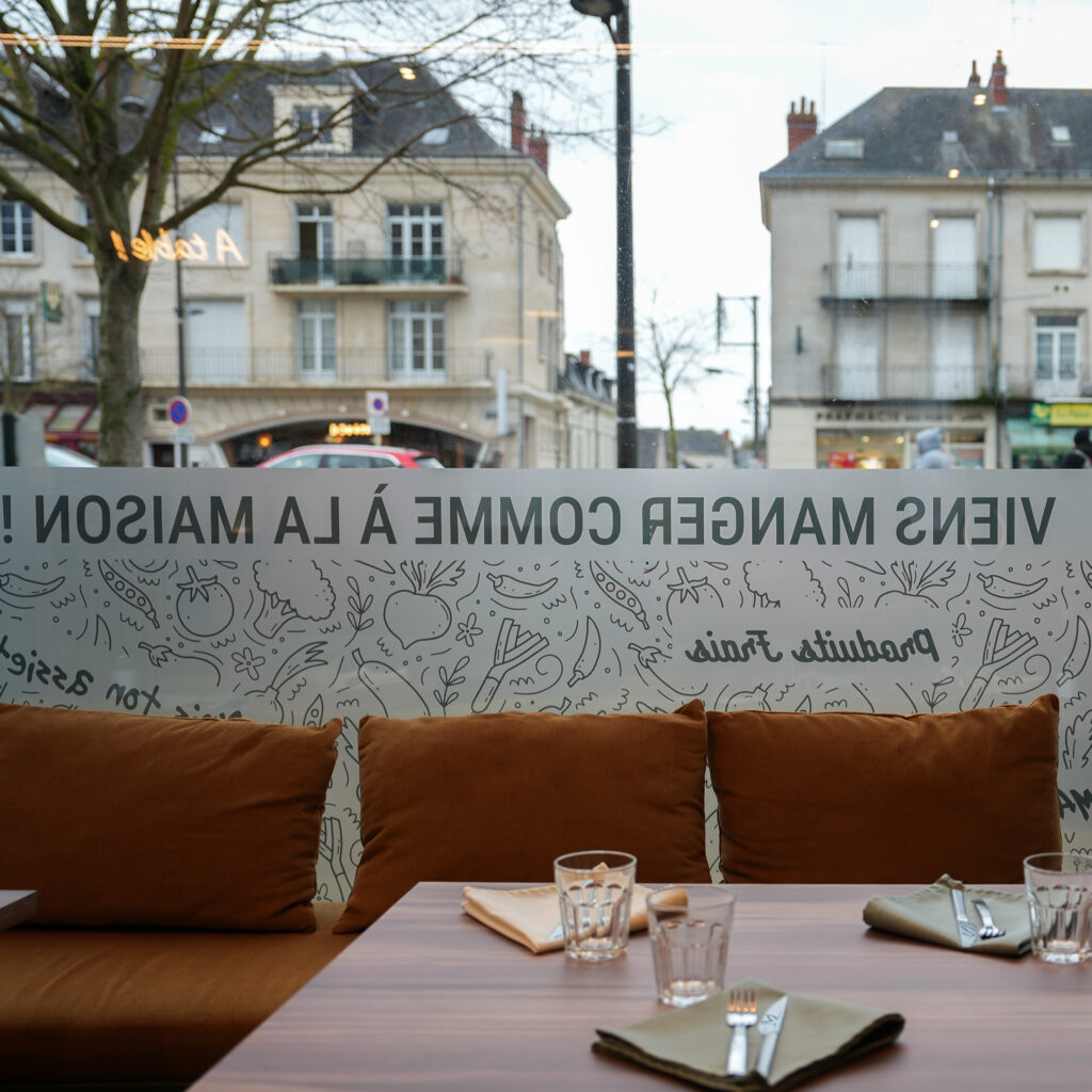 a table restaurant 02456