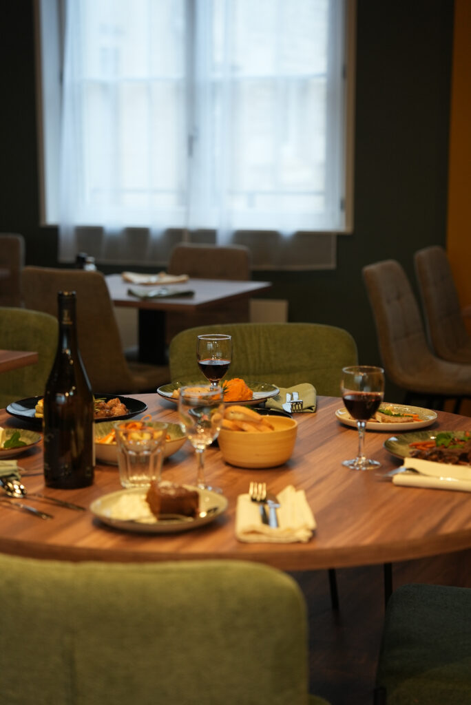 a table restaurant 02577