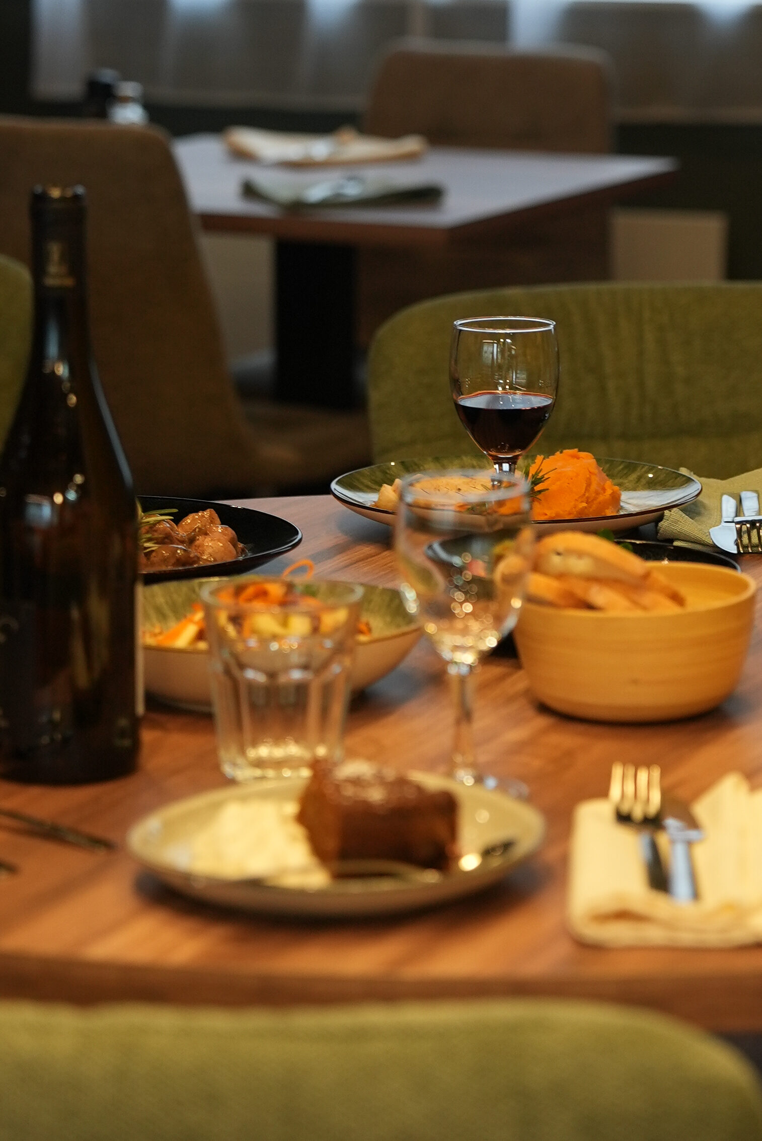 a table restaurant 02577