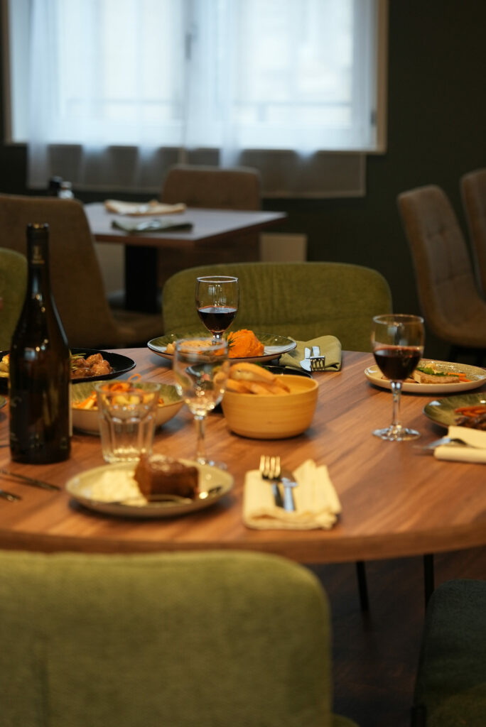 a table restaurant 02577