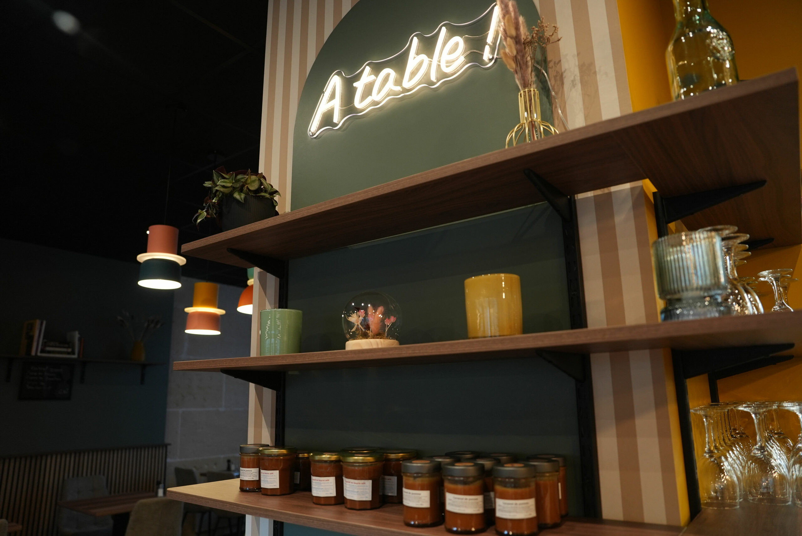 a table restaurant 02634