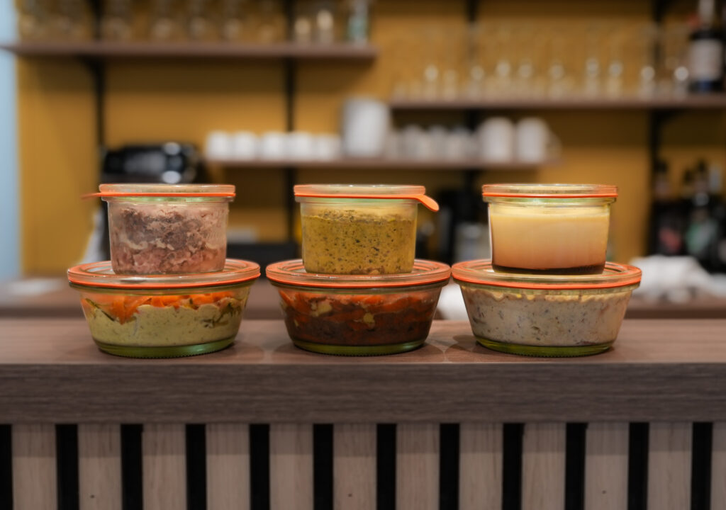 a table restaurant 02642