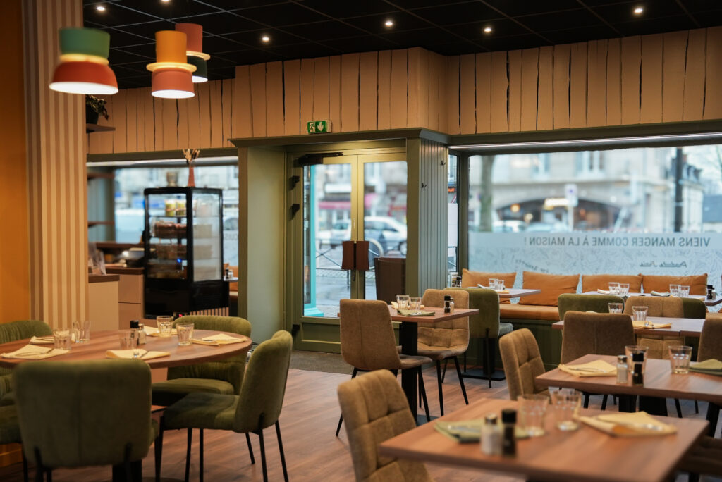 a table restaurant 02664